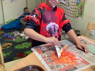 podzimní listy zdobené pěnou na holení a barvičkami :-)