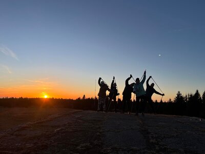 Suníčko zapadá za hory.