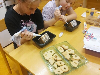 pečeme a zdobíme perníkové chaloupky...