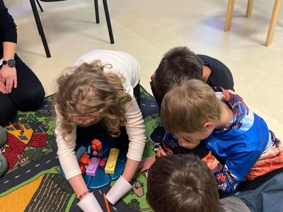 snažíme se uchopit předměty pomocí kelímků...