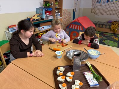 mažeme  si chlebíky s pomazánkou, kterou jsme si udělali a ozdobili zeleninou...