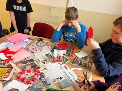 vyráběli jsme srdíčka k Valentýnu...