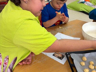 děláme kuličky z těsta...