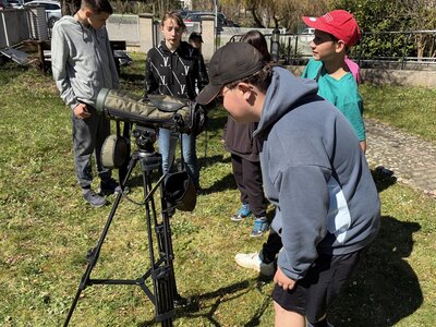 Teleskop na stativu.